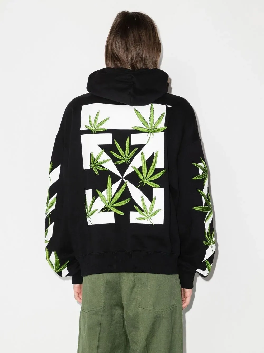 ♻️💯Refer to the model picture for the upper body❤️[New style] 22SS top version OFFWHITE OW lucky leaf embroidery print men and women couples the same trendy pure cotton loose autumn and winter hooded sweatshirt. This year's environmentally friendly series is indeed a bit interesting, all centered around plants. The combination of lucky leaves and arrows has a slightly fresh and artistic style. The front panel printing uses Tajima embroidery printing and superimposed embroidery technology, with a yellow background, a second layer of blue, and the last layer is purple OFF. The embroidery is raised and has a tactile feel. The arrows on the back are made using imported glue technology and then put on the embroidery machine. The printing is realistic and full. Ye Jing's expression is very obvious. Customized three-label auxiliary materials to perfectly restore ZP.  Color: black and white Size: XS-L P:430